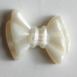 Пуговица пластиковая Бантик белого цвета на ножке Dill 15 мм 
