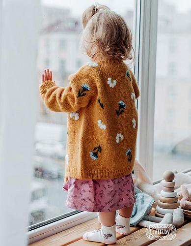 Вязаный кардиган с вышивкой ромашек и васильков (cardigan_cornflower)